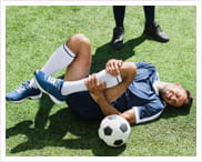 Un calciatore a terra dopo un infortunio di gioco durante una partita
