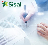 Una mano mette la firma su un contratto e il logo di Sisal