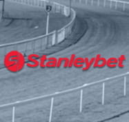 Un ippodromo durante una corsa di cavalli e il logo di Stanleybet.