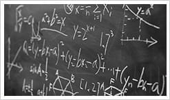 Una lavagna scolastica con una serie di operazioni matematiche