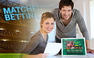 Un ragazzo e una ragazza con un laptop aperto sulla pagina di un sito scommesse e la scritta Matched Betting