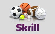 Il logo Skrill sotto tante palle di diversi sport