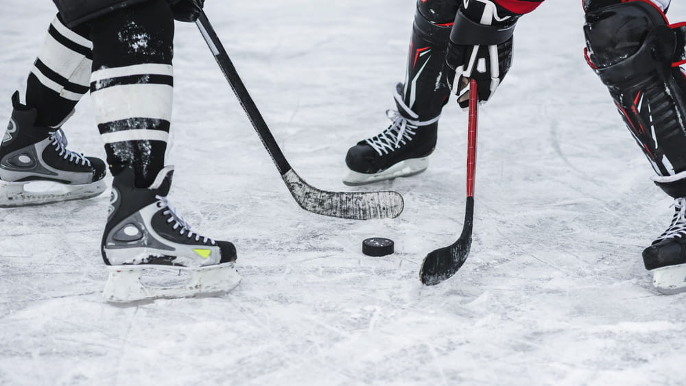 Un ingaggio in una partita di hockey su ghiaccio