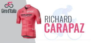 La maglia rosa, il logo del Giro d’Italia 2019, la scritta Richard Carapaz