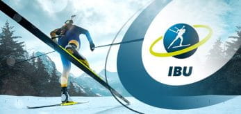 Un biathleta in azione e il logo della Coppa del Mondo di biathlon