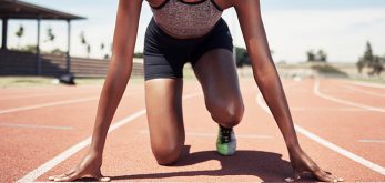 atleta aspetta i comandi per la partenza