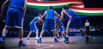 giocatori di basketball della nazionale italiana con bandiera dell'Italia