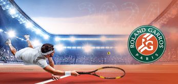 logo roland garros 2024 con tennista sul campo rosso